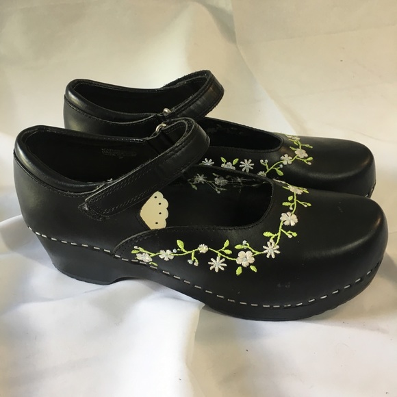 Hanna Andersson Shoes - Hanna Andersson Floral Embroidery Clogs